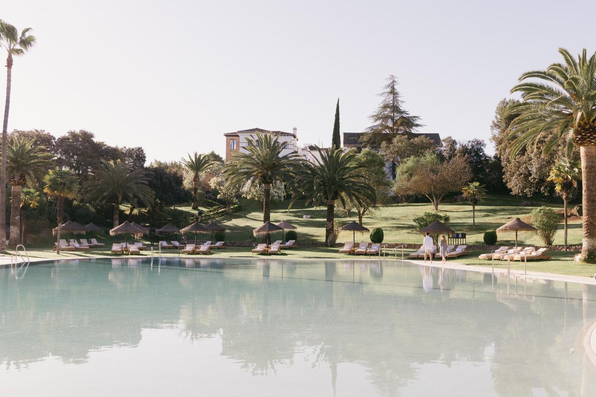 La Bobadilla, A Royal Hideaway Hotel Вильянуэва-де-Тапиа Экстерьер фото
